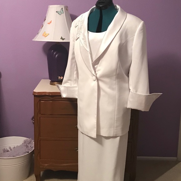 Capri Dresses & Skirts - PM12021 White Capri 5 Piece Suit (NWT)